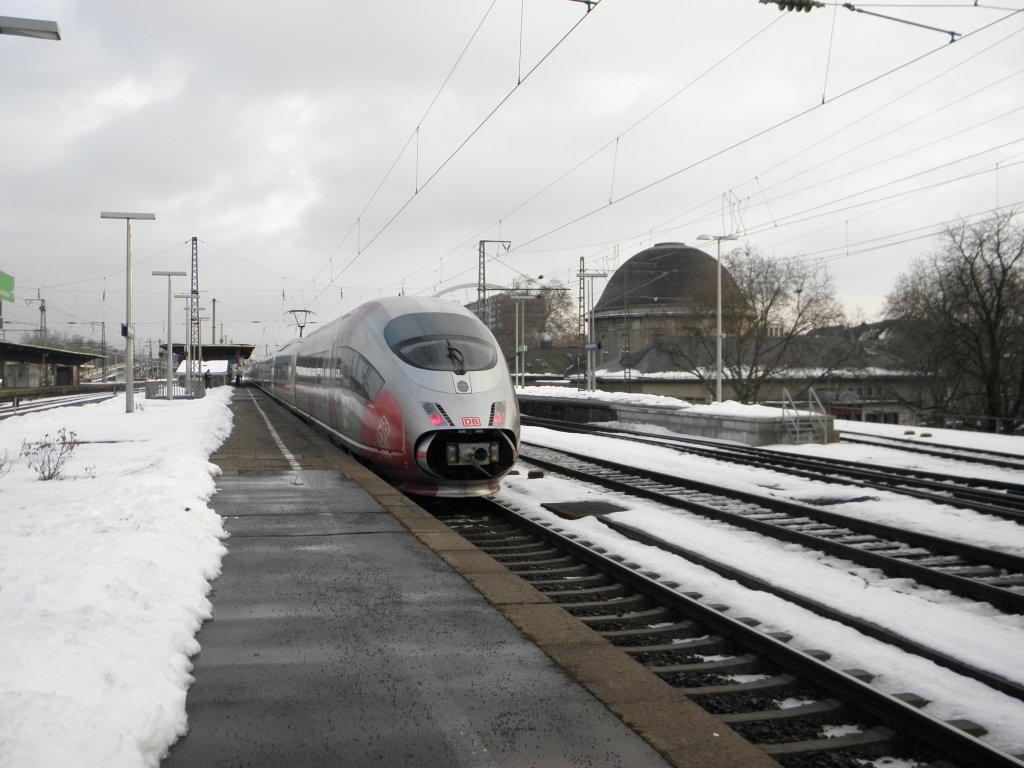 ICE 3  Frauenfussball  bei der Durchfahrt in K�ln Deutz am 2.1.11