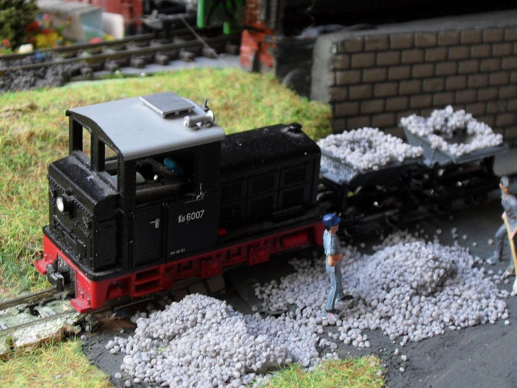 K�f 6007 mit einem kleinen Schotterzug beim abladen auf meiner Modellbahnanlage.