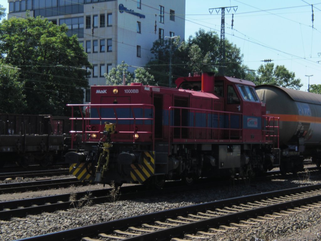 Mak 1000BB von Chemion mit einem Kesselwagenzug in K�ln-West.
