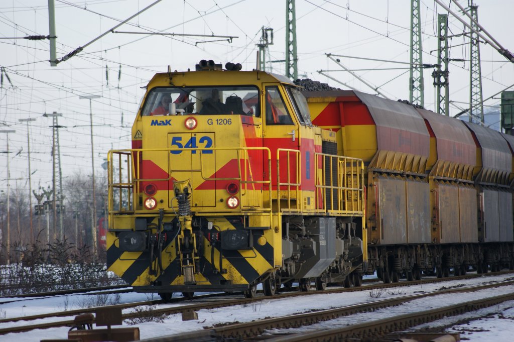 Mak G1206 bei der Durchfahrt mit einem G�terzug in Oberhausen-West am 5.1.2011.