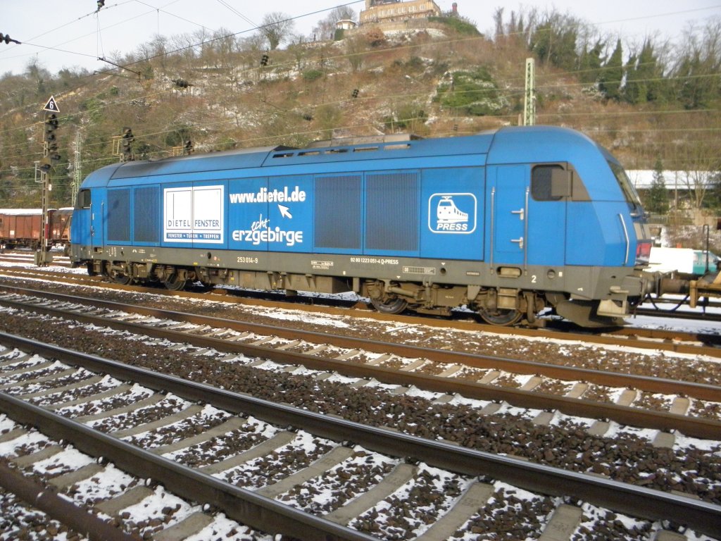 Press 223 014-9 mit einem Holzzug in Linz am Rhein am 3.12.10
