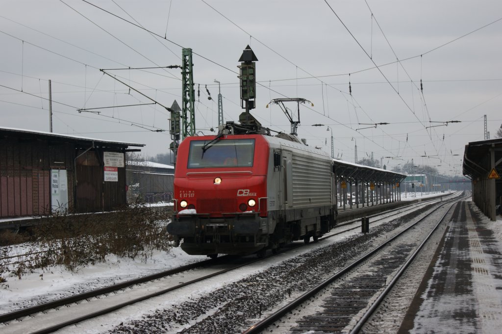 Prima E37 517 von CB Rail kam am 29.12.2010 Lz durch Bonn-Beuel.