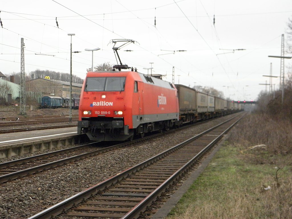 Railion 152 098-0 mit dem Ambrogio Zug in Beuel am 10.2.2011