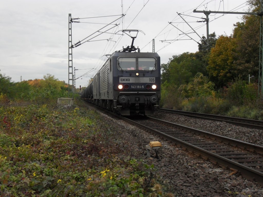 RBH 143 186-5 mit einem G�terzug in Oberkassel am 23.10.10