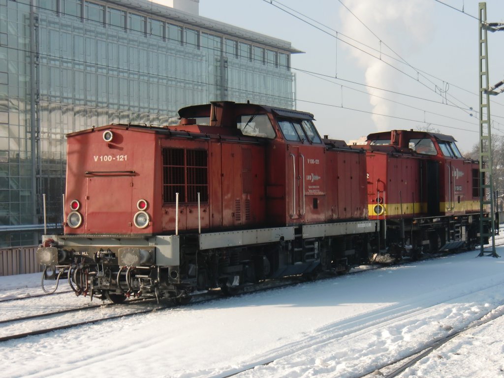 V100 121 der Lappwaldbahn am 30.12.10. im Dresdener Hbf.