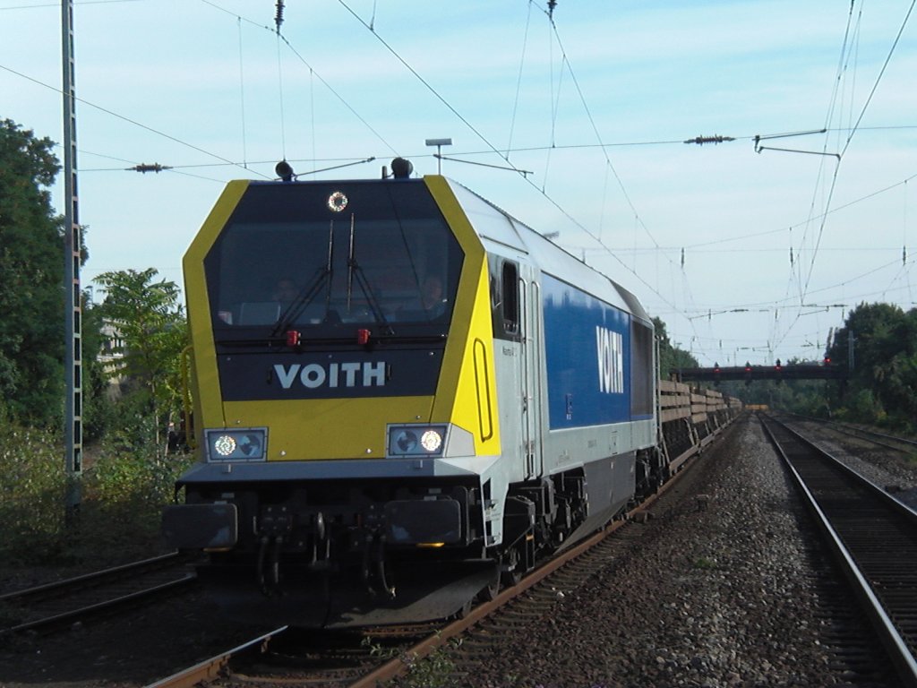 voith Maxima 40CC in bonn-Beuel vor einem Schienenzug.