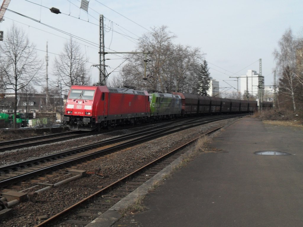 Zwei Loks der Baureihe 185 durchfahren am 17.03.10. den Beueler Bahnhof mit einem G�terzug in Richtung S�den.
