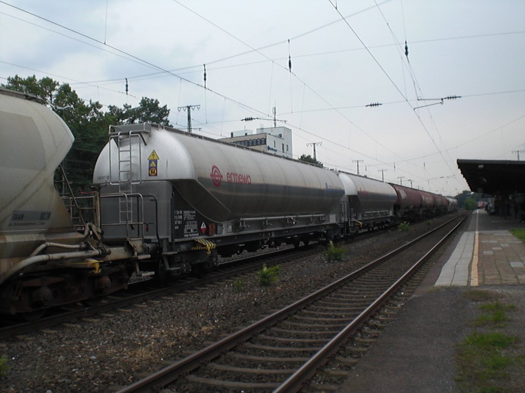 Zwei sch�ne neue Kesselwagen in K�ln-West.