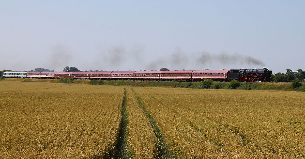 01 1104 mit 11 Wagen langem Sonderzug auf der Fahrt nach Westerland (Sylt) , aufgenommen in Struckum 08.07.2023 