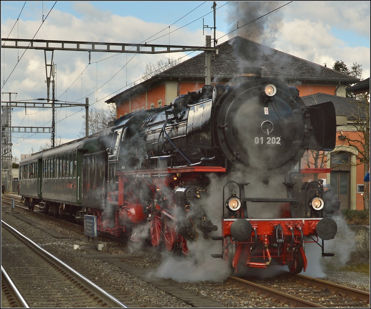 01 202 mit Gotthardsonderzug in Wohlen, M�rz 2015.