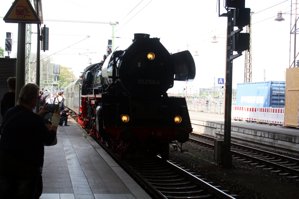 03 2155 mit 232 601 der WFL mit einen Sonderzug bei der Einfahrt in den Endbahnhof Dresden Hbf am 13.4.24