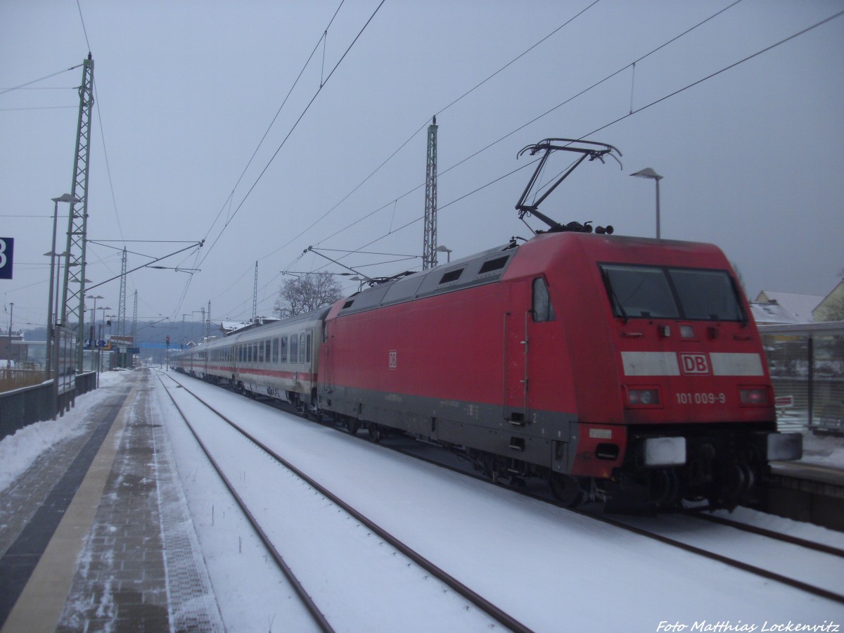 101 009-9 mit einem InterCity (IC) mit ziel Ostseebad Binz im Bahnhof Bergen auf Rügen am 28.1.14