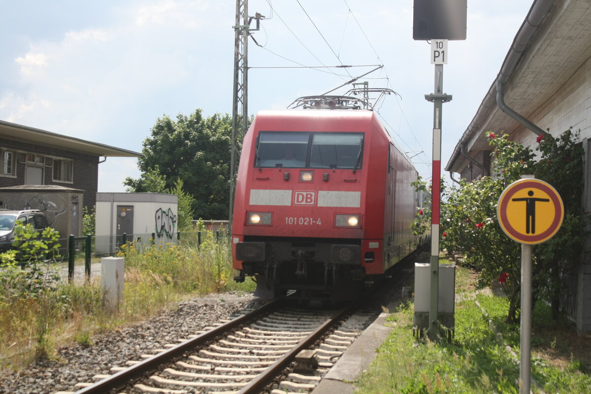 101 021 bei der Durchfahrt im Bahnhof Altefähr (Rügen) am 27.7.21