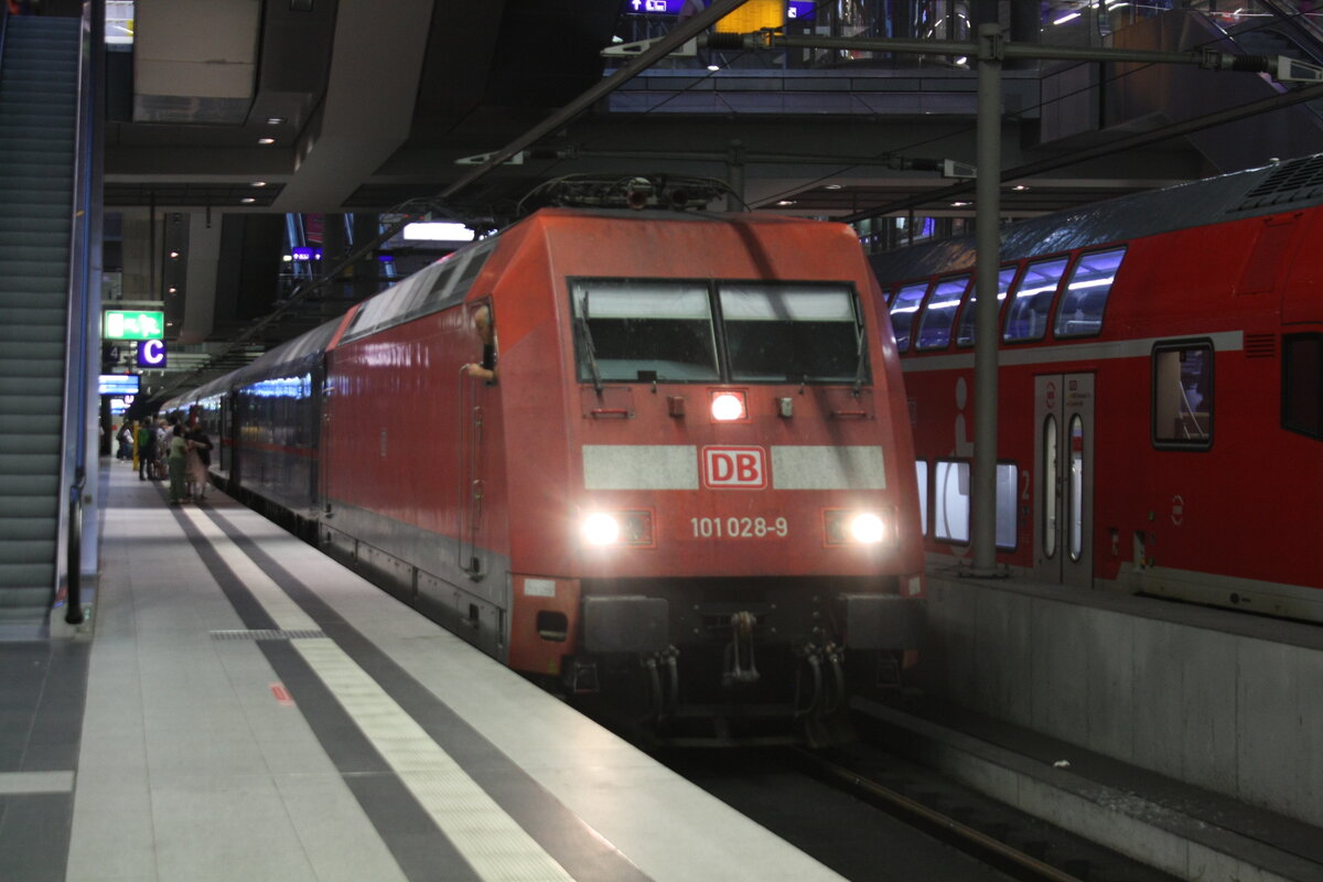 101 028 mit den ÖBB Nightjet im Bahnhof Berlin Hbf (Tief) am 5.8.21