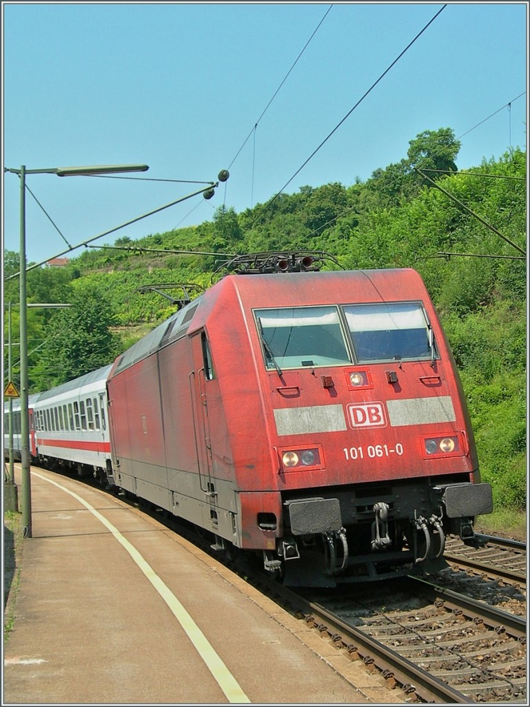 101 061-0 mit einem EC in Istein.
5. Juli 2006