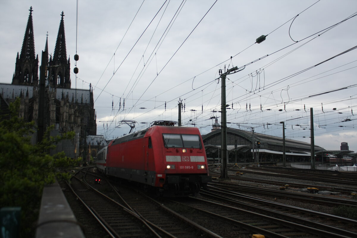101 085 verlässt den Bahnhof Köln Hbf am 2.4.22