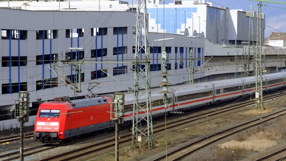 101-124 rauscht mit ihrem ICE nach München Hbf durch Bamberg.
Aufgenommen im Februar 2014.