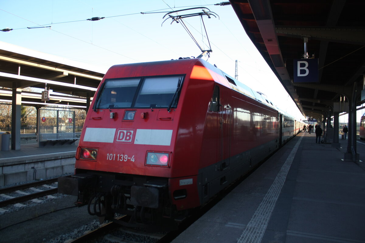 101 139 im Bahnhof Stralsund Hbf am 20.12.21
