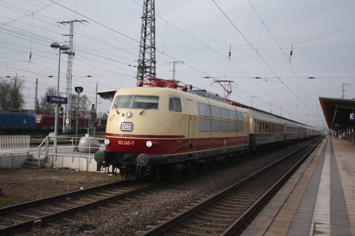 103 245 mit einen Sonderzug von Bielefeld kommend mit ziel Warnemnde bei der Einfahrt in den Bahnhof Stendal Hbf am 9.3.24