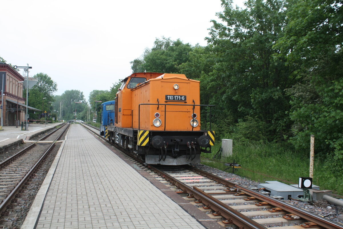110 171 mit einer V10 von Knnern kommend bei der Einfahrt in den  Bahnhof Klostermannsfeld
