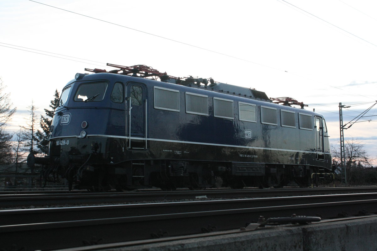 110 428 von TRI abgestellt vor dem Werkstor von Railmaint in Delitzsch am 21.1.21
