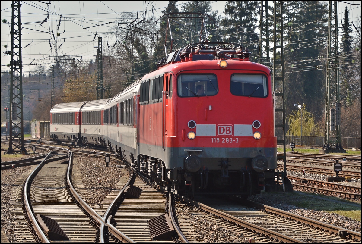 110er-Glück in Singen. 

Hier kommt 115 293-3 mit ihrem IC aus Stuttgart an. März 2014.