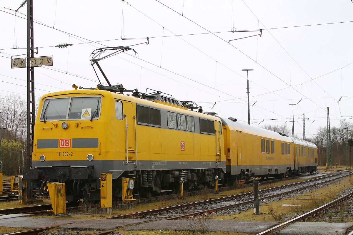 111 059 mit Netz Instandhaltungs Fahrwegeme�zug im ehemaligen Bw Flensburg 30.03.2022