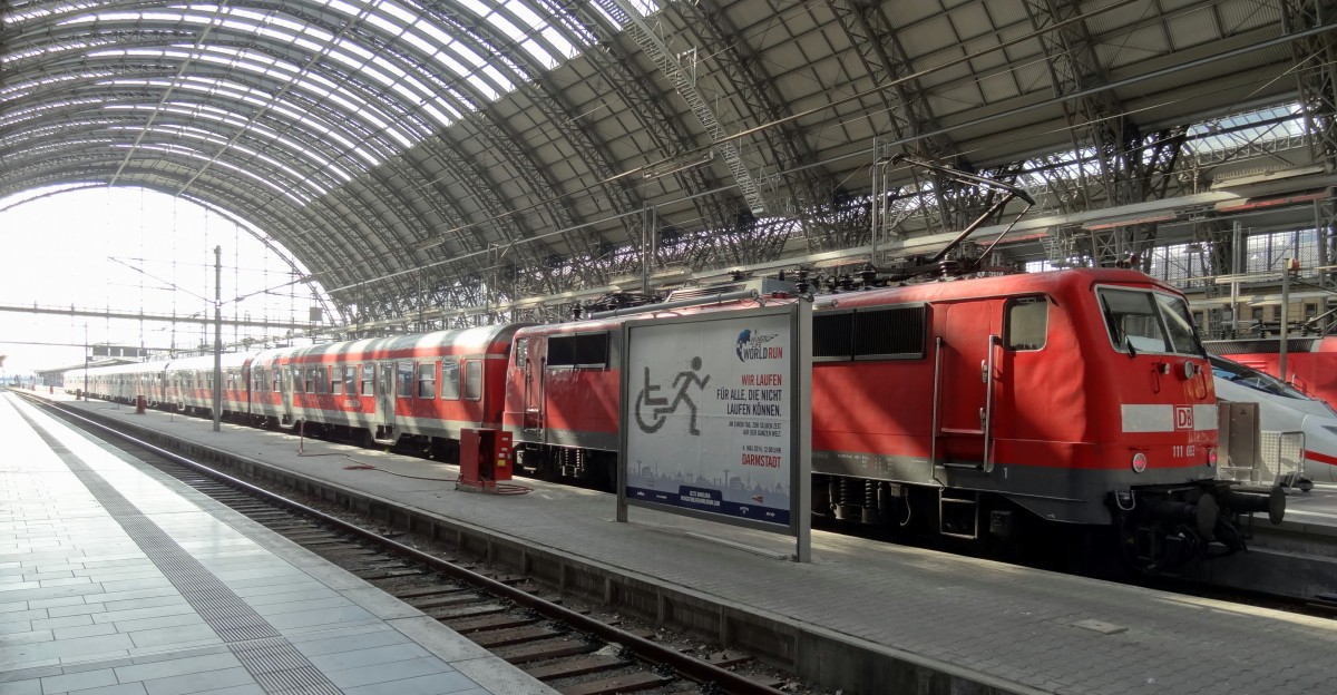 111-063 steht mit einem RE nach Mannheim bereit.
Aufgenommen im März 2014 in Frankfurt(Main) Hbf.