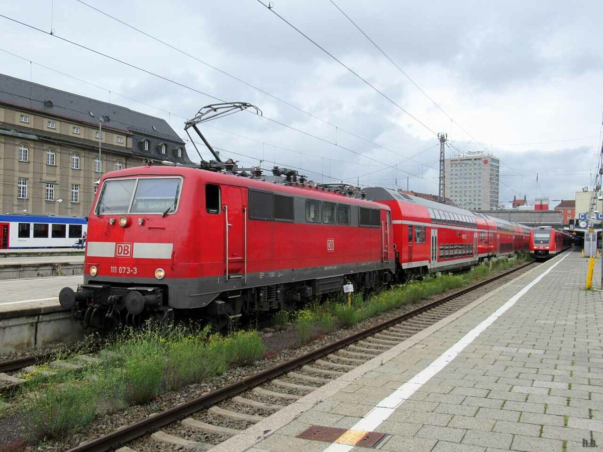 111 073-3 stand mit einen regionalzug in münchen hbf,28.07.21