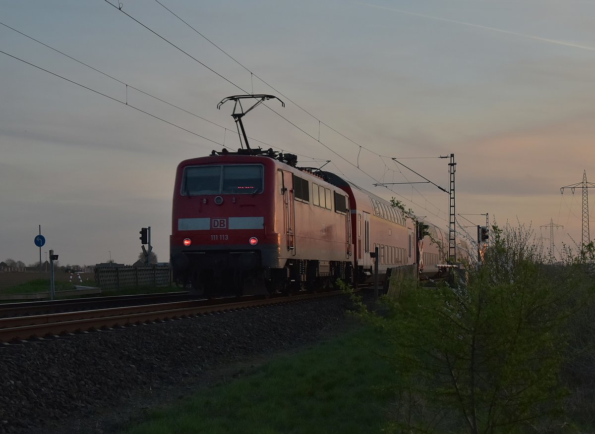 111 113 schiebt einen RE 4 nach Aachen Hbf am Abend des 30.3.2017 bei Wickrathhahn.
 Mein Bild Nr. 1 auf Marcs Bilderseite.