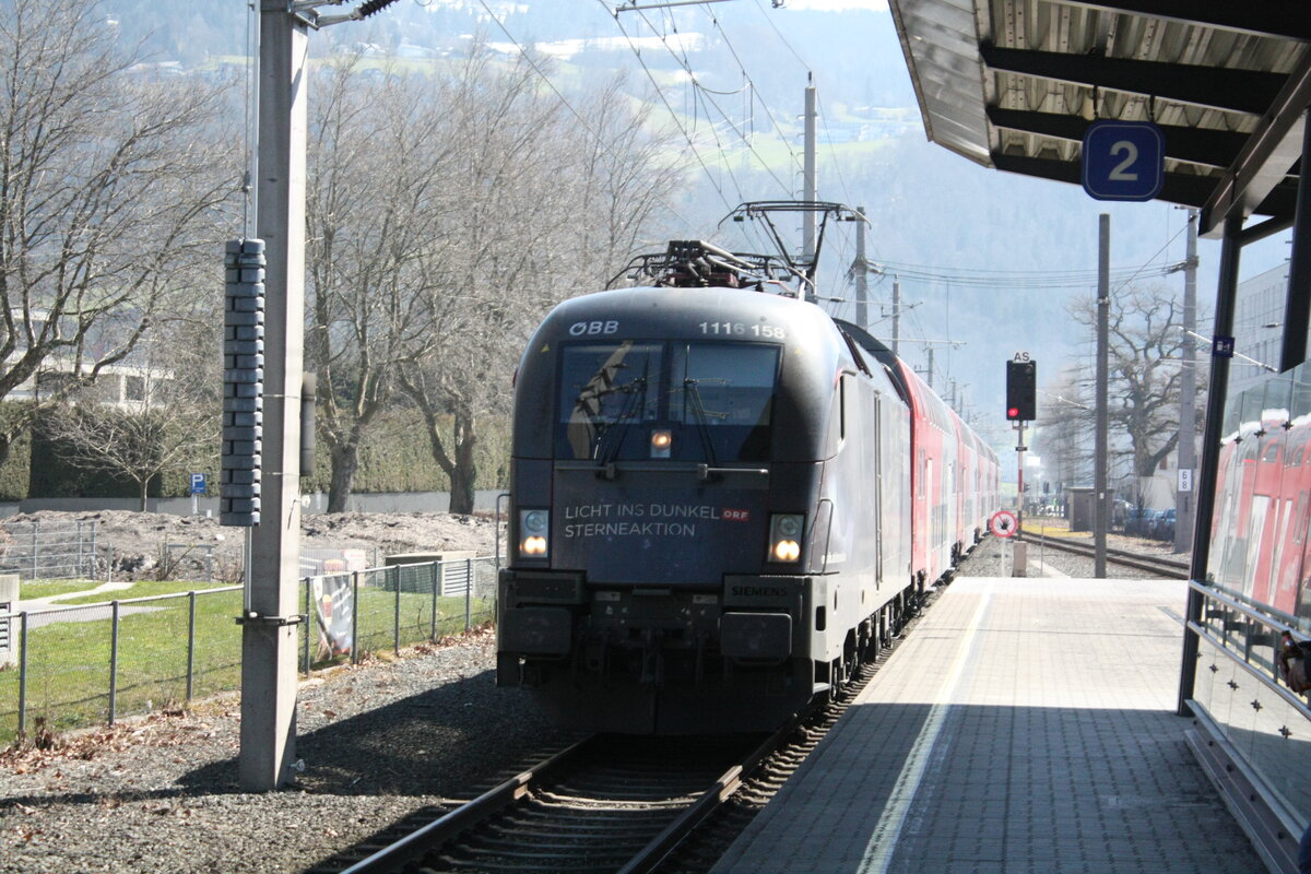 1116 158 mit dem REX mit ziel Lindau Insel (ehemals Lindau Hbf) bei der Einfahrt in den Bahnhof Lochau-Hrbranz am 24.3.21