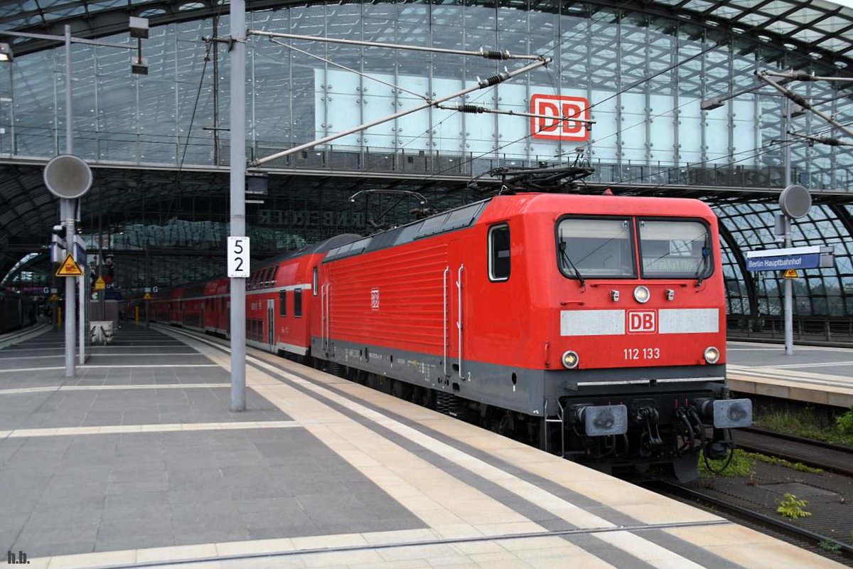 112 133-4 bei der abfahrt mit einen regionalzug von berlin-hbf,28.08.20