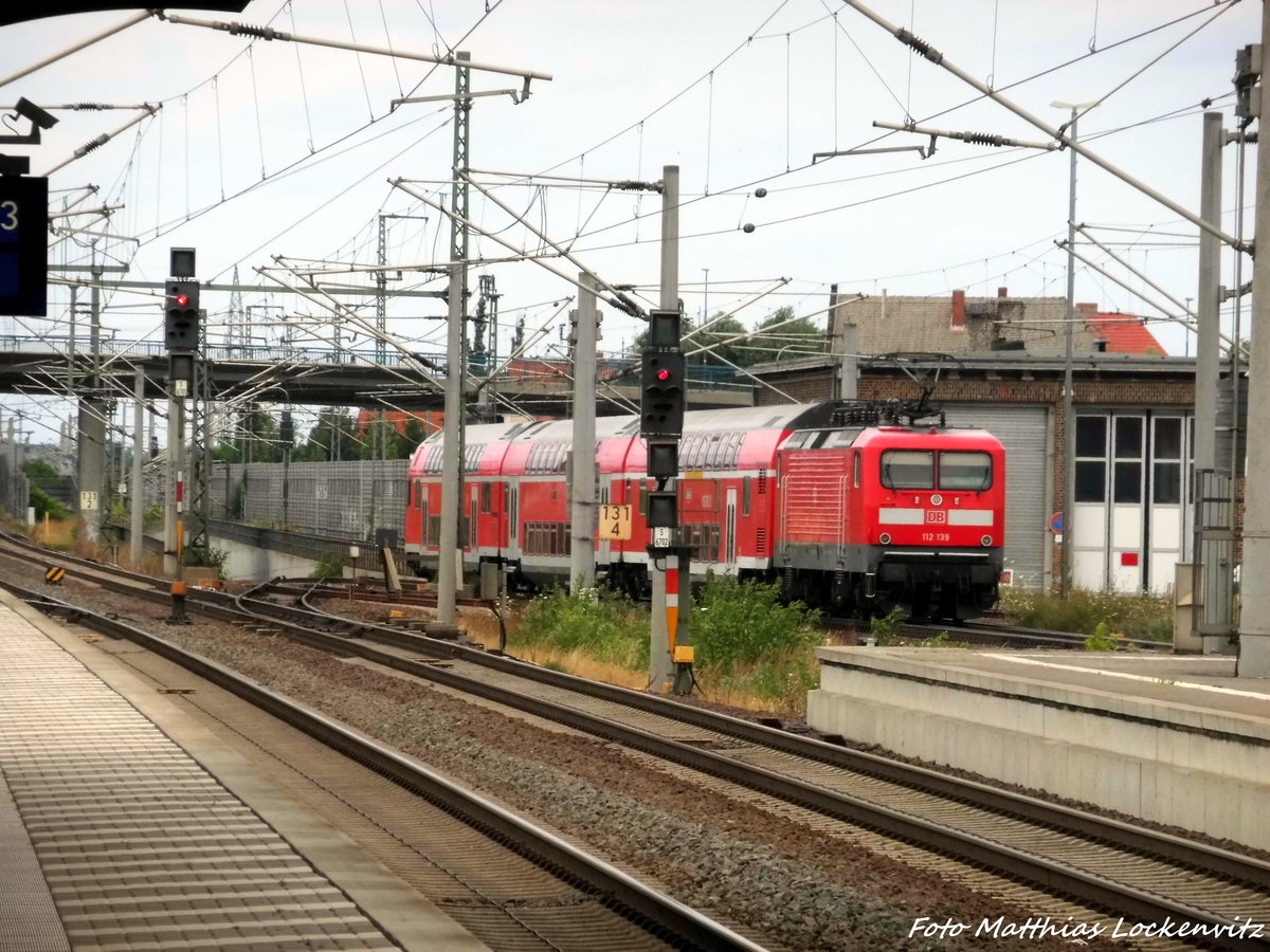 112 139 verlsst den Bitterfelder Bahnhof in Richtung Magdeburg am 14.7.16