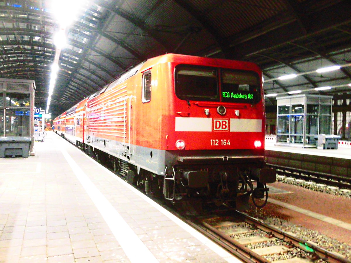 112 164 als RE30 mit ziel Magdeburg Hbf im Bahnhof Halle/Saale Hbf am 8.9.18