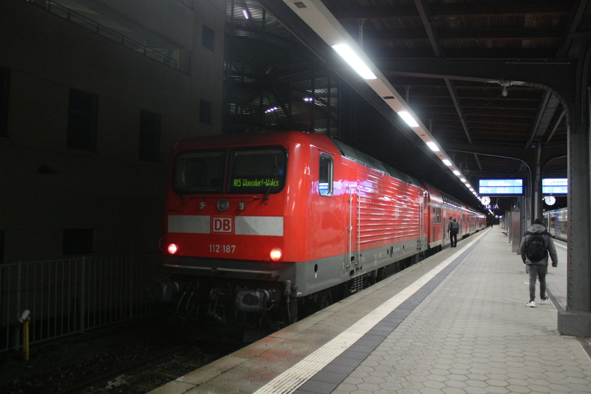 112 187 mit dem RE3 mit ziel Wnsdorf-Waldstadt im Bahnhof Stralsund Hbf am 8.1.21