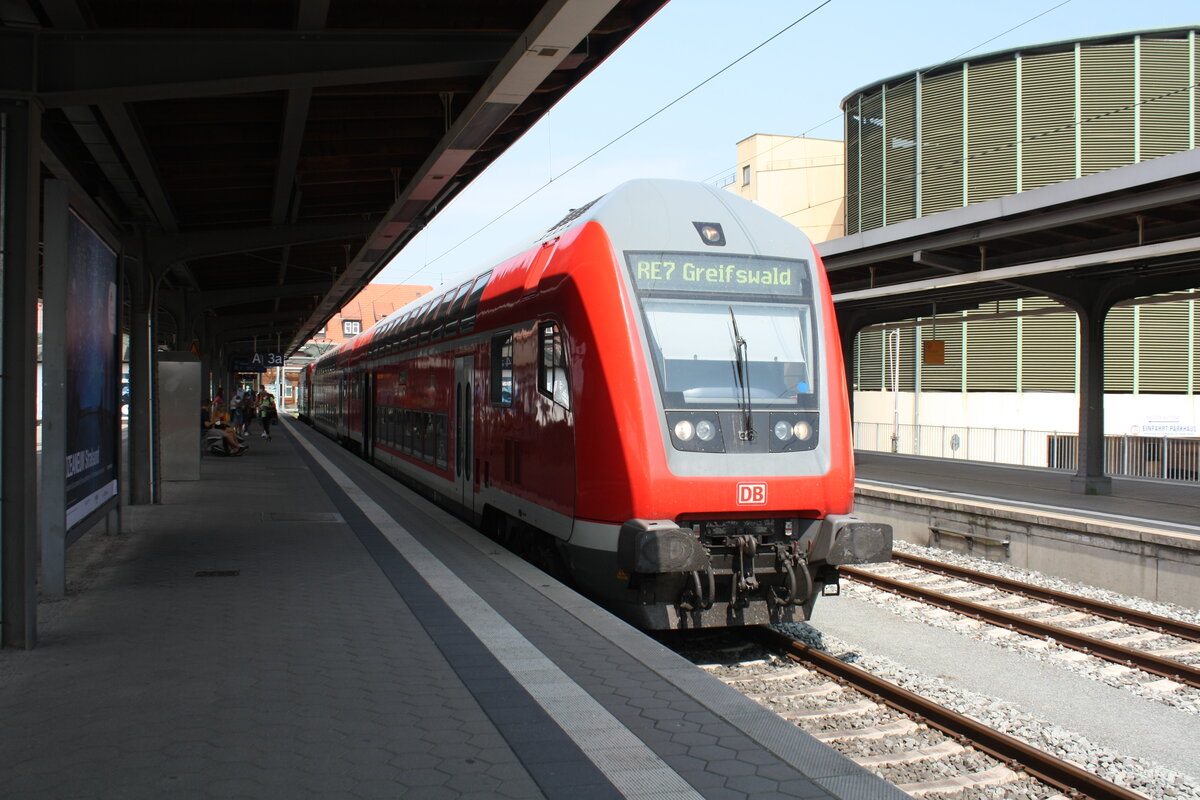 112 188 mit dem RE7 mit Ziel Greifswald Hbf im Bahnhof Stralsund Hbf am 25.7.21