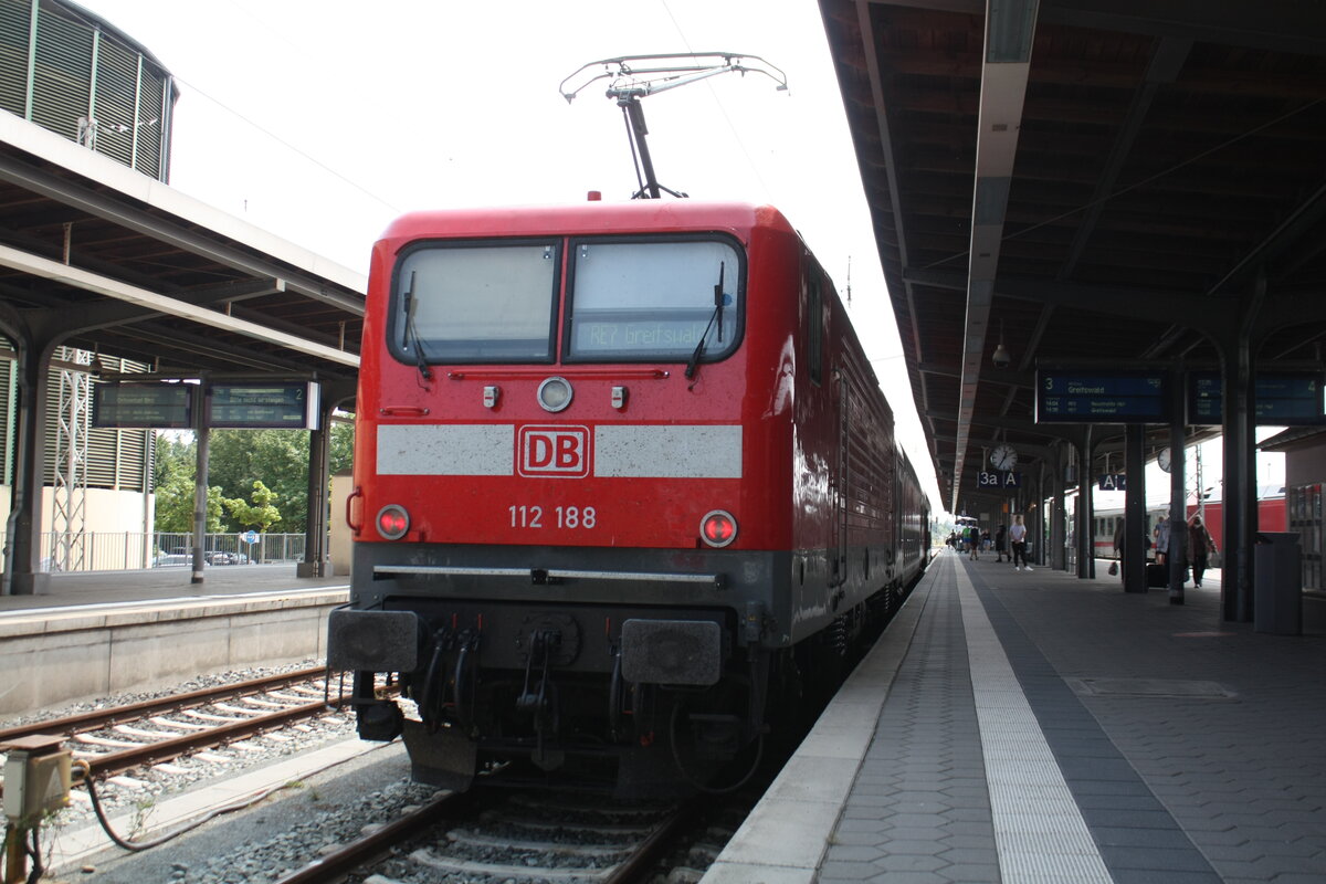 112 188 mit dem RE7 mit Ziel Greifswald Hbf im Bahnhof Stralsund Hbf am 25.7.21