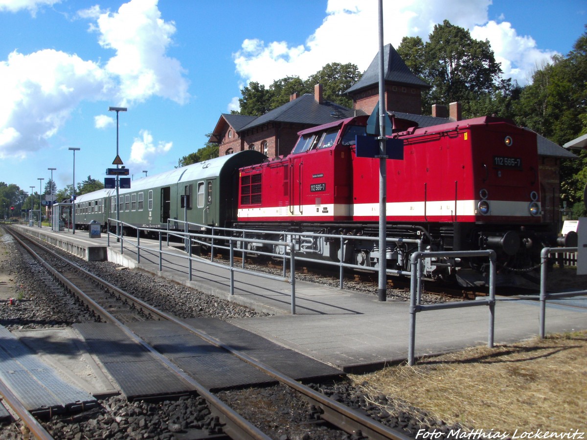 112 565-7 mit dem Sonder-Planverkehrszug im Bahnhof Putbus am 15.6.14