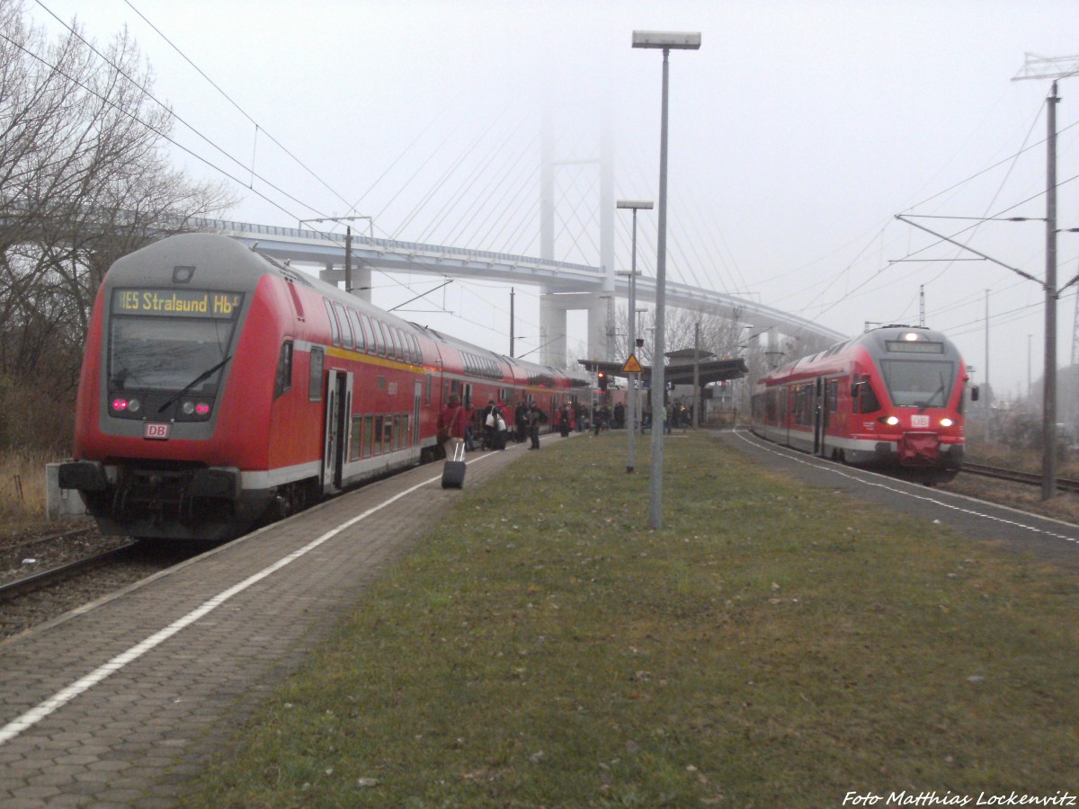 114 003-7 als RE5 mit ziel Holzdorf (Elster) & BR 429 als RE9 mit ziel Stralsund Hbf im Bahnhof Stralsund Rgendamm am 3.12.13