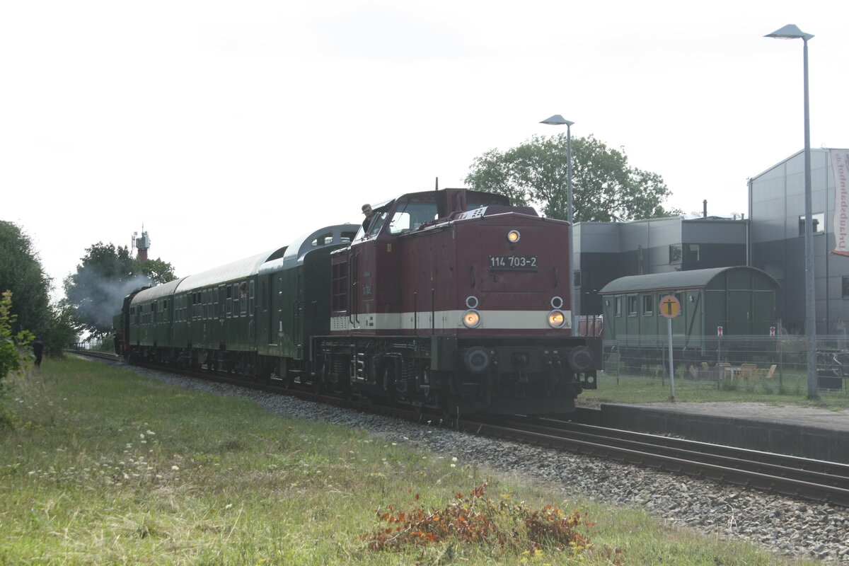 114 703 (203 230) und 86 1744 bei der Ein- und Ausfahrt im Bahnhof Lauterbach (Rgen) am 30.7.21