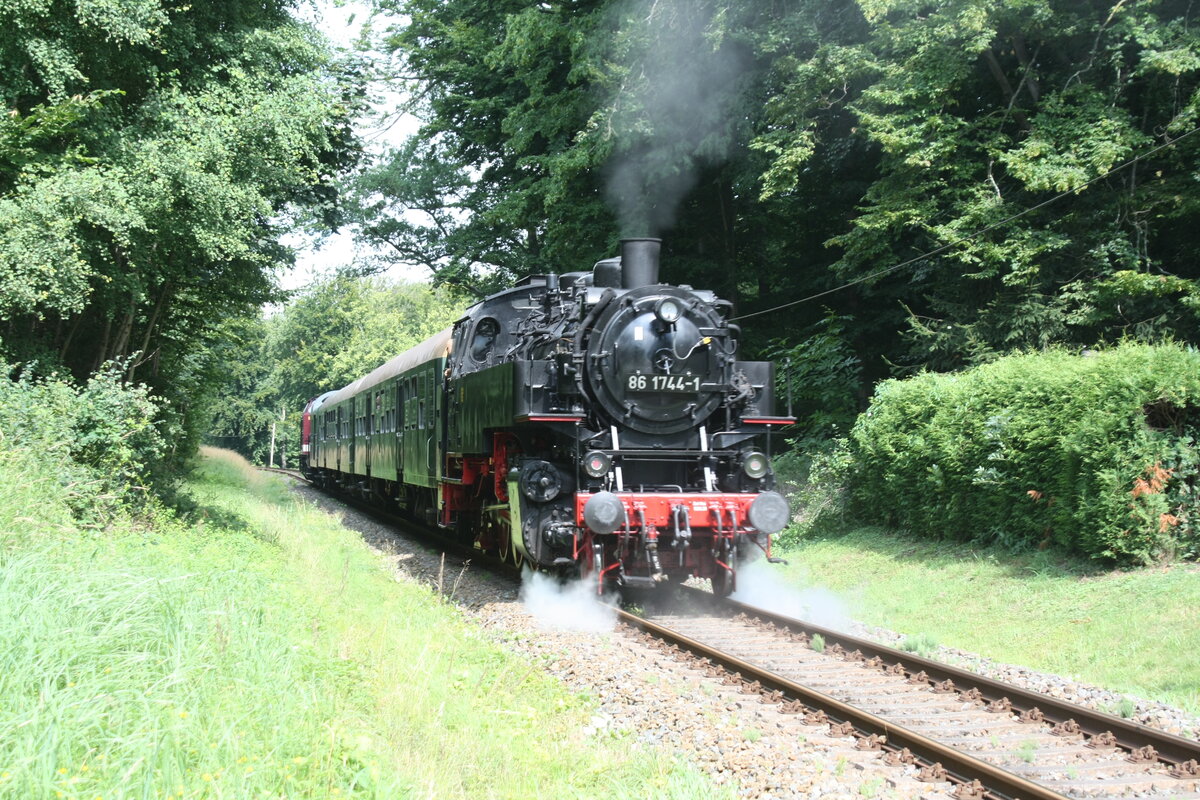 114 703 (203 230) und 86 1744 unterwegs nach Bergen auf Rgen bei der Durchfahrt am ehemaligen DDR Haltepunkt Pastitz am 31.7.21