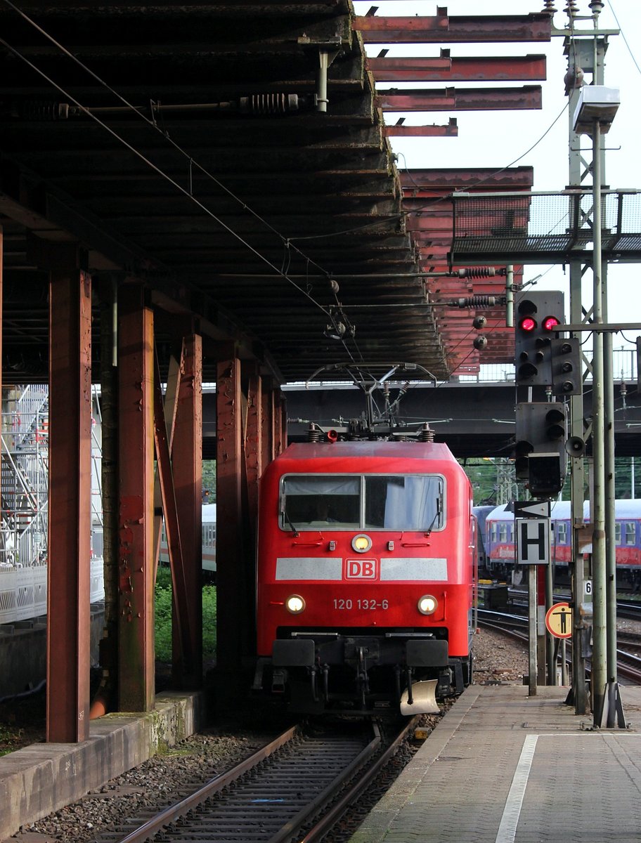 120 132-6 hat Einfahrt im Hamburger Hauptbahnhof. 11.05.2018