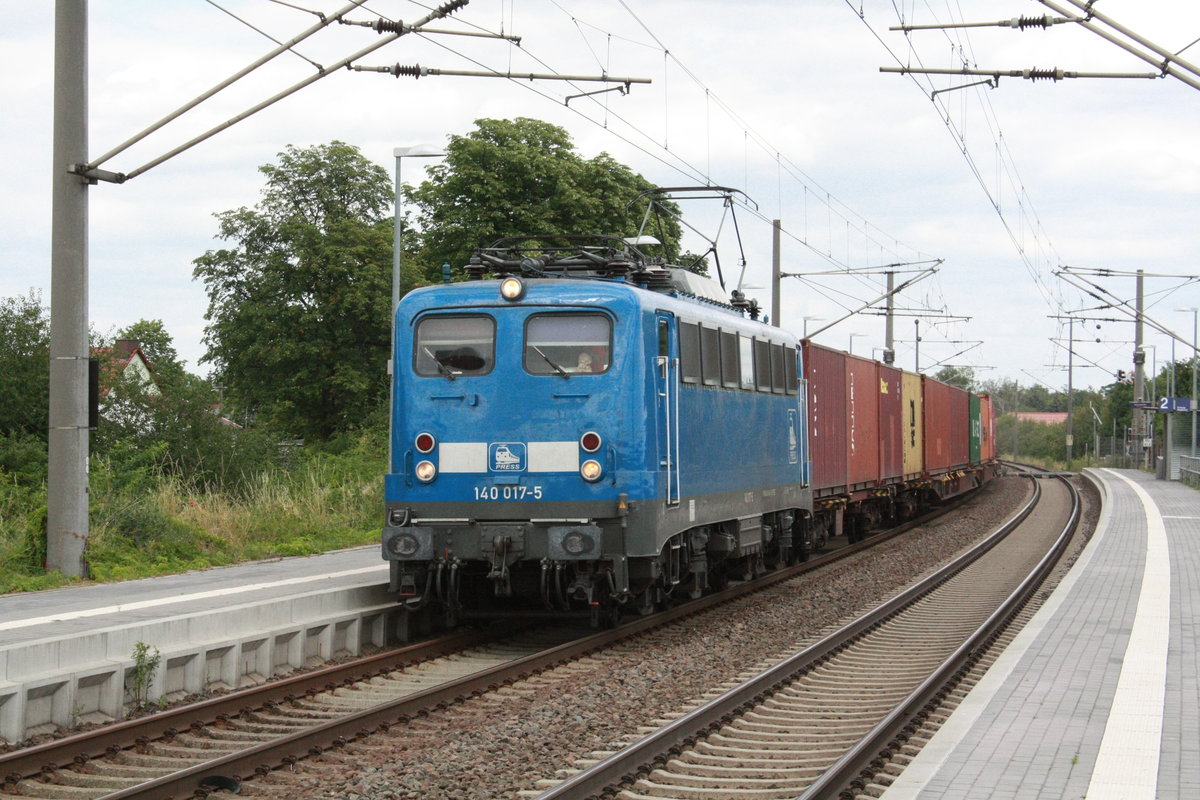 140 017 der PRESS mit einem Containerzug bei der durchfahrt in Zberitz am 22.7.20