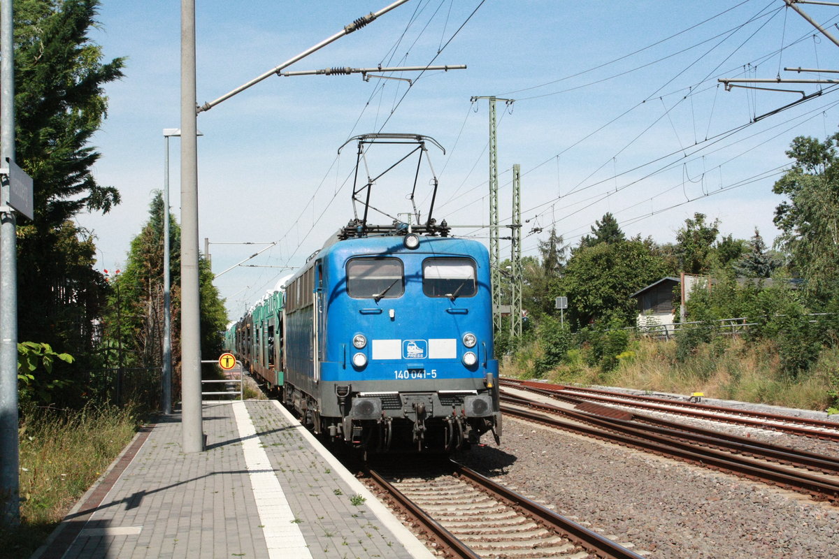 140 041 mit einen Autotransportzug bei der Durchfahrt in Niemberg am 30.7.20