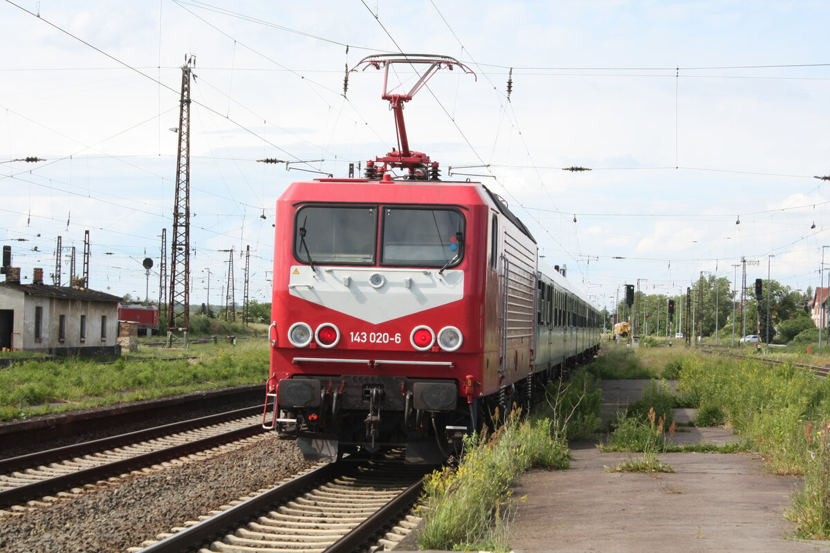 143 020 verlsst den Bahnhof Grokorbetha in Richtung Halle/Saale Hbf am 1.6.22