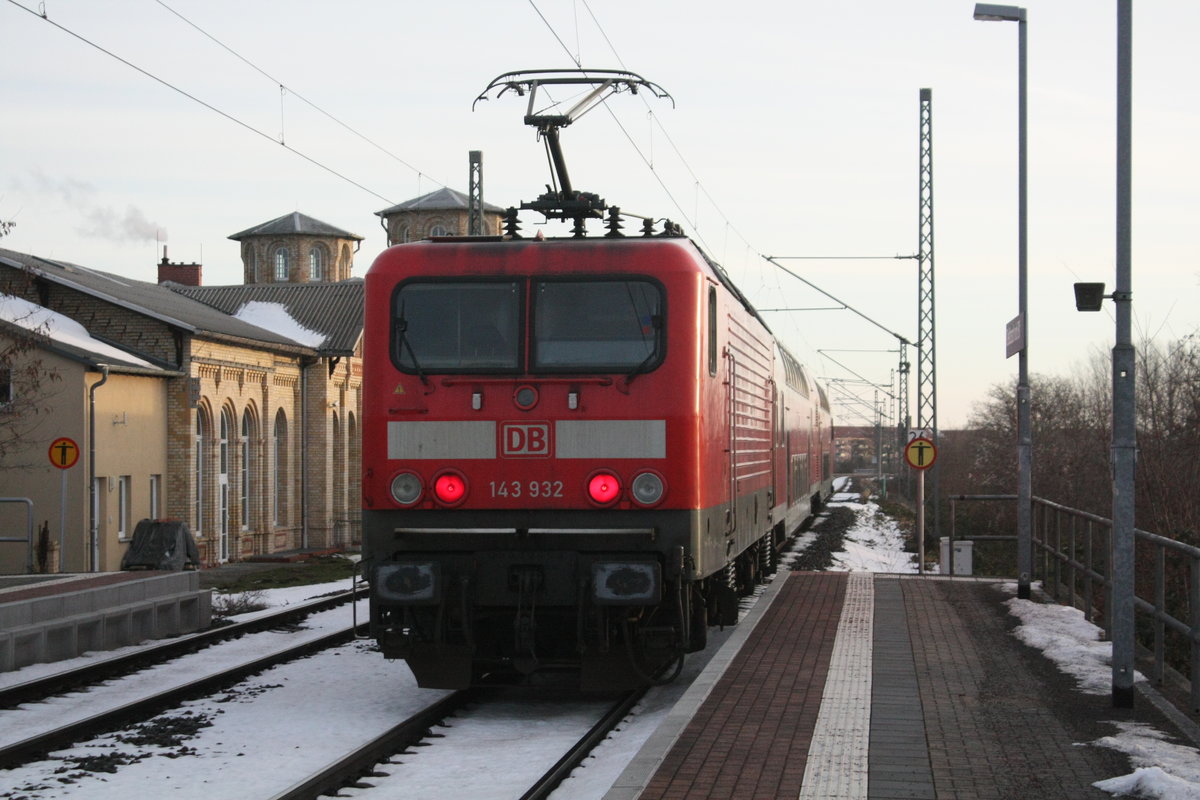 143 032 verlsst den Bahnhof Delitzsch ob Bf in Richtung Eilenburg am 18.2.21