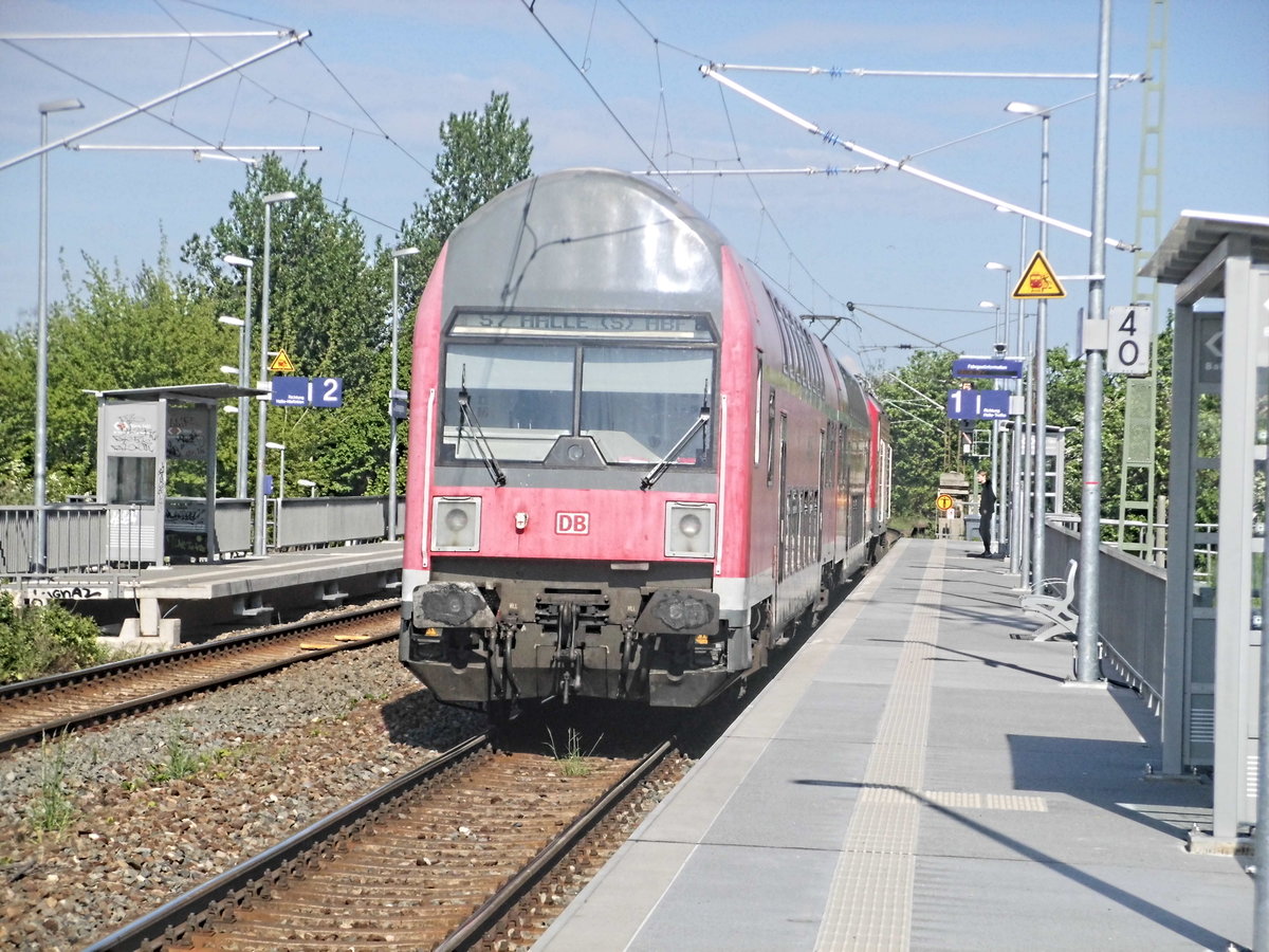 143 034 mit ihrer S7 im Bahnhof Halle-Rosengarten am 15.5.17