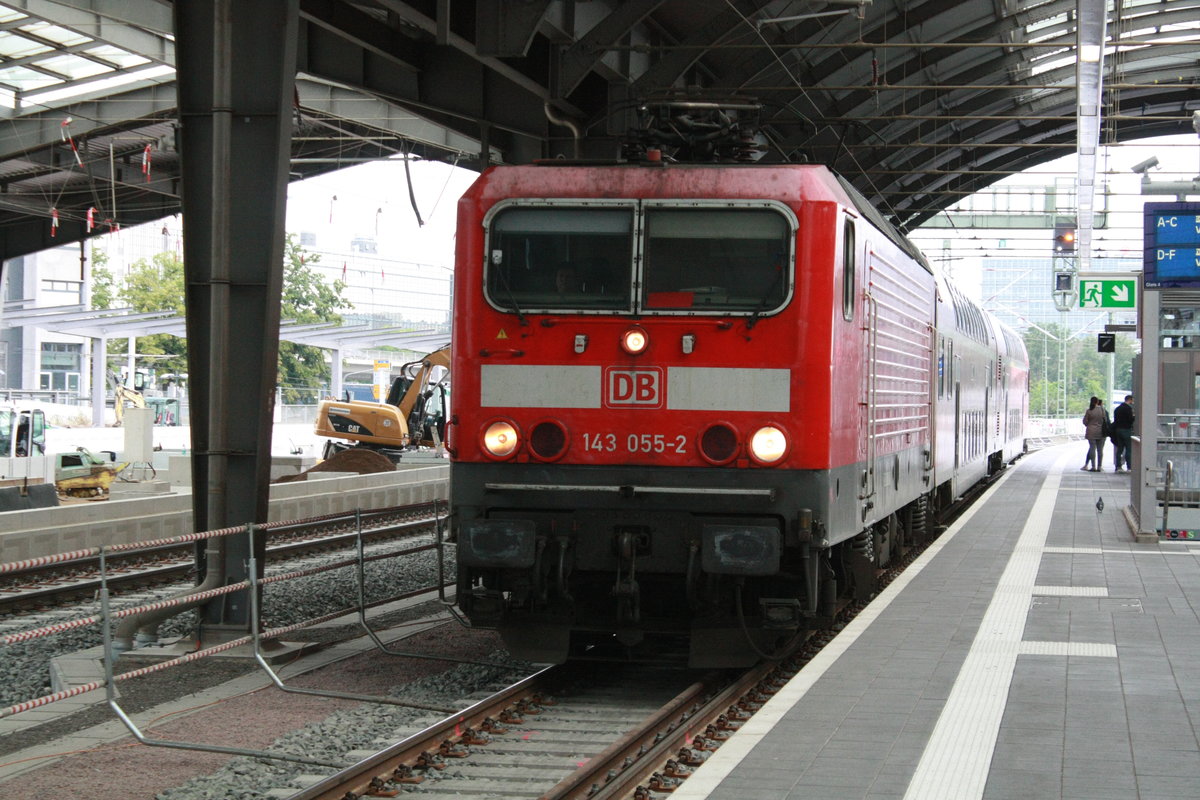 143 055 als S9 mit ziel Eilenburg im Bahnhof Halle/Saale Hbf am 16.7.20