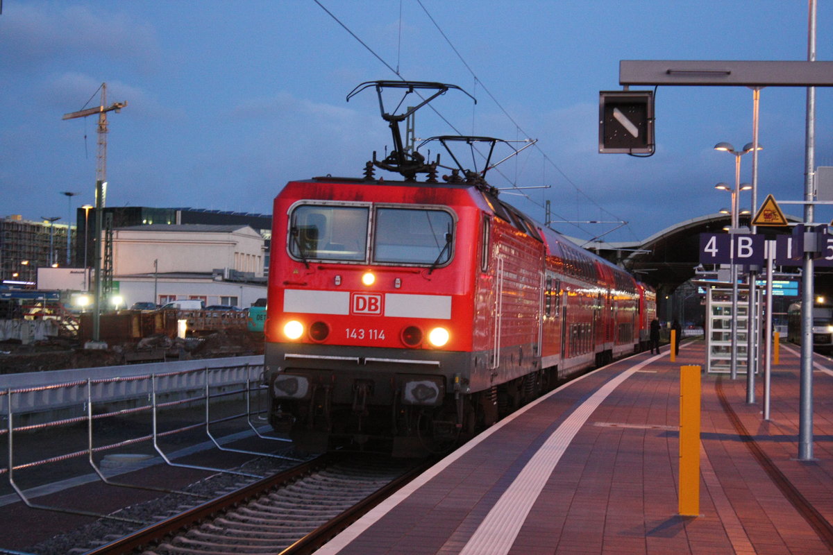 143 114 und 143 925 steht als S7 mit ziel Halle-Nietleben im Bahnhof Halle/Saale Hbf am 12.2.20