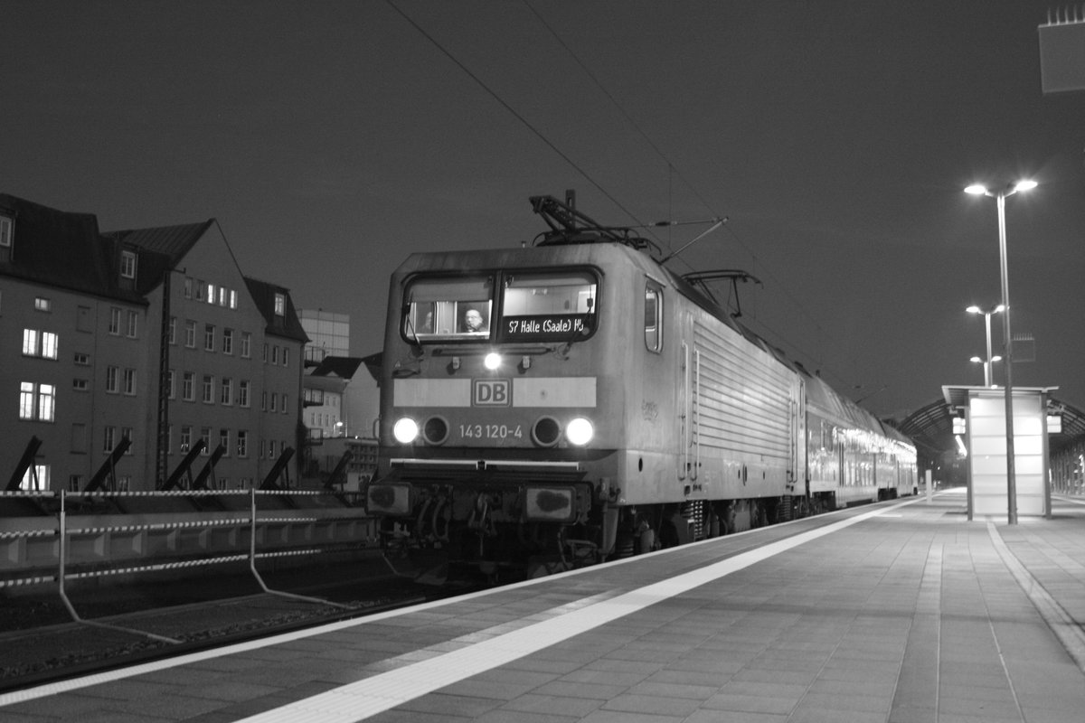 143 120 als S7 mit ziel Halle-Nietleben im Bahnhof Halle/Saale Hbf am 5.12.19